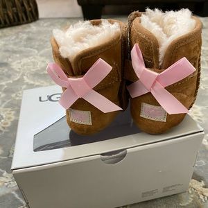 Baby girl Ugg boots with pink bow